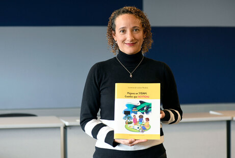 La autora Leonora de Lemos sostiene su libro Mujeres en STEAM: cuentos que inspiran