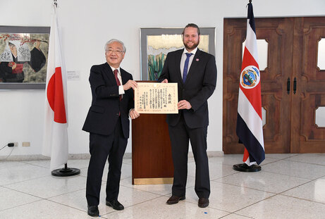 entrega del señor embajador al director adam 