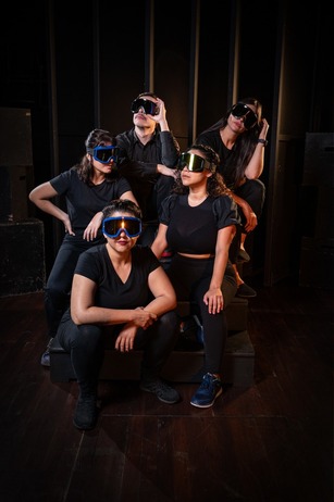 Elenco de la obra utilizando visores