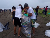 Estudiantes durante una recolección de residuos en la playa de Limón. Foto cortesía del proyecto …