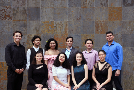 Foto grupal de las personas estudiantes que asistirán al Festival.