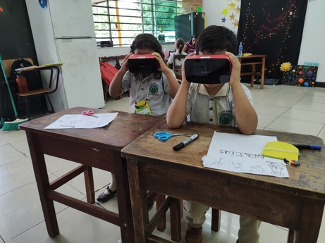 Estudiantes utilizando visores de realidad virtual