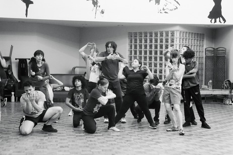 Bailarines de Danza Universitaria ensayando Ubuntu