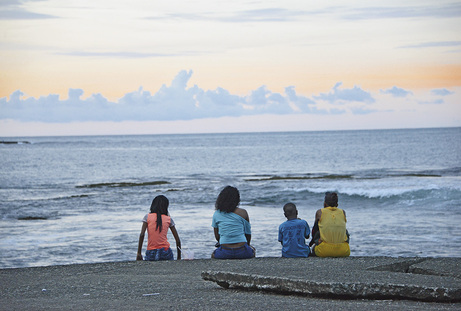Personas mirando el mar