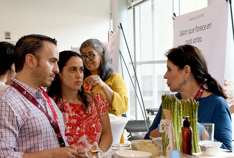 Personas en feria Cita-Colab