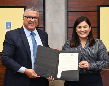 Dr. Carlos Araya Leandro y Mónica Taylor Hernández