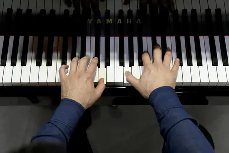 Foto de manos tocando piano