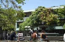 Estudiantes frente a la Biblioteca Carlos Monge