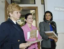 Dra. Lizbeth Salazar junto a la Dra. Lilliana Chaves y la Máster Mayra Cartín
