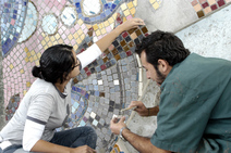 Ana María Sibaja  y Miguel Cabrera elaboran parte del mural