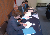 Firmando el documento de constitución del Observatorio de la Libertad de Expresión