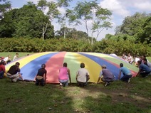 Estudiantes desplegando un paracaídas gigante