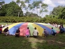 Estudiantes desplegando un paracaídas gigante
