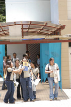 Estudiantes de colegio en campus UCR