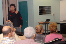 Ángel Ruiz Zúñiga exponiendo