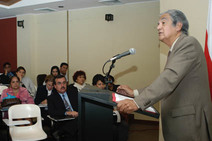 el nuevo profesor emérito, m.sc. armando campos santalices considera que la psicología debe mantenerse como un “atalaya crítica y propositiva” ante las fuerzas que empobrecen el espíritu humano. 