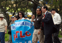 Eugenio Trejos junto con otros participantes en la marcha
