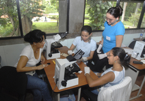 Jóvenes realizando práctica frente a telescopio