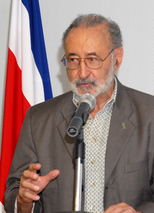 Edelberto Torres Rivas frente a micrófono