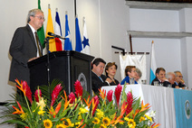 Gabriel Macaya hablando y autoridades en mesa principal