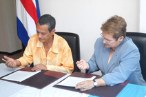 Oscar Monge Maykall y Yamileth González García firmando el acuerdo
