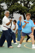 Adultos mayores haciendo deporte