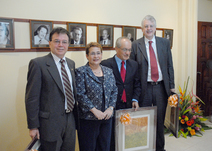 Autoridades y familiares de homenajeados posando