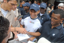 Jugadores firmando autógrafos