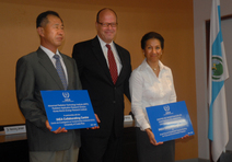 Representantes mostrando reconocimiento