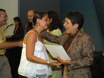 Evelyn Arguedas Jiménez recibe certificado