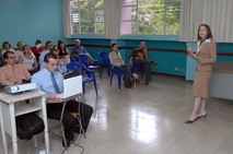 Karol Gatjens Torres exponiendo