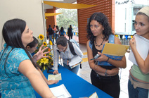 Jóvenes informándose en uno de los puestos