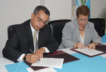 Alcalde Horacio Alvarado y la Rectora Yamileth González firmando