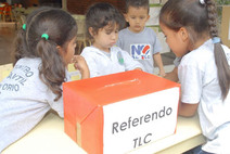 Niños supervisando el proceso en mesa