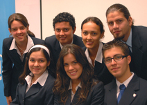 Jóvenes participantes posando