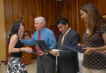 Francinie Carvajal Madrigal recibiendo título de Rodrigo Díaz Obando