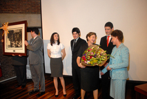 Familia Pastor Peralta recibiendo grabado