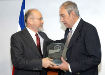 José Miguel Rodríguez entrega reconocimiento a Rodrigo Madrigal Montealegre