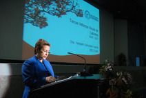 Yamileth González presentando el informe