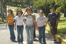 Jóvenes caminando