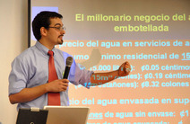José María Villalta exponiendo