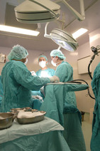 Médicos operando en quirófano