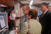 Rectora de la UCR observando los sistemas