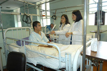 Doctoras observan paciente en cama