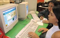 Estudiantes visitando el sitio web de la U