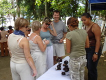 Turistas comprando artesanía