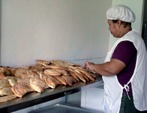 Señora trabajando en panadería