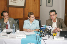 El Dr. Manuel Rojas, la Rectora de la UCR Yamileth González y el Dr. Edgar Gutiérrez en …