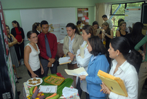 Melissa Jensen y Carlos Leal explican en stand