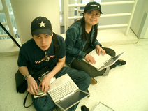 Estudiantes japoneses con computadoras portátiles